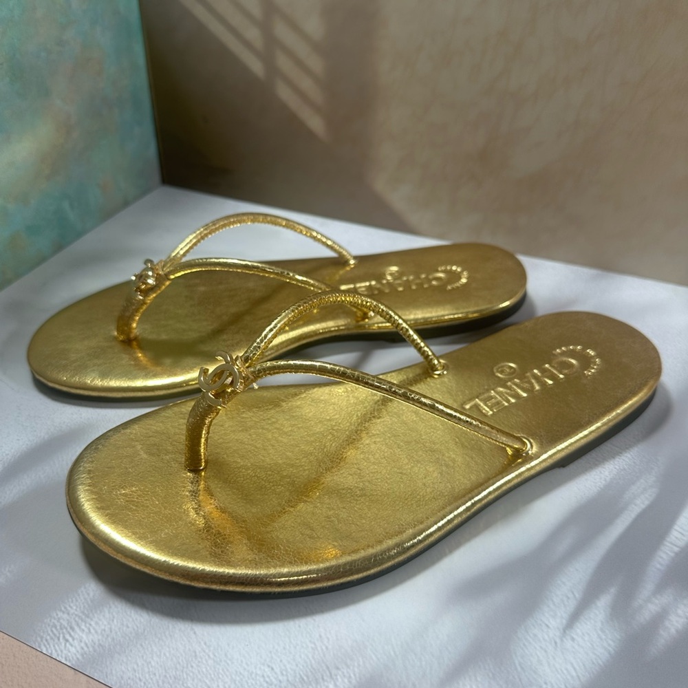 ✨ Chanel Gold Metallic Leather CC Logo Flip Flops ✨